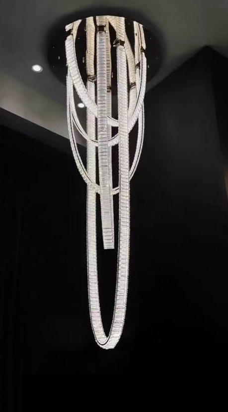 Luminária suspensa em estilo loft, com cúpula cinza e superfície texturizada, proporcionando um visual único.
